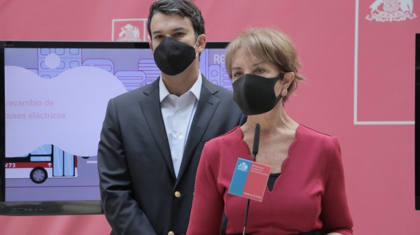 Ministra Gloria Hutt sobre nueva licitaci贸n que incorporar谩 2.030 buses Red para Santiago